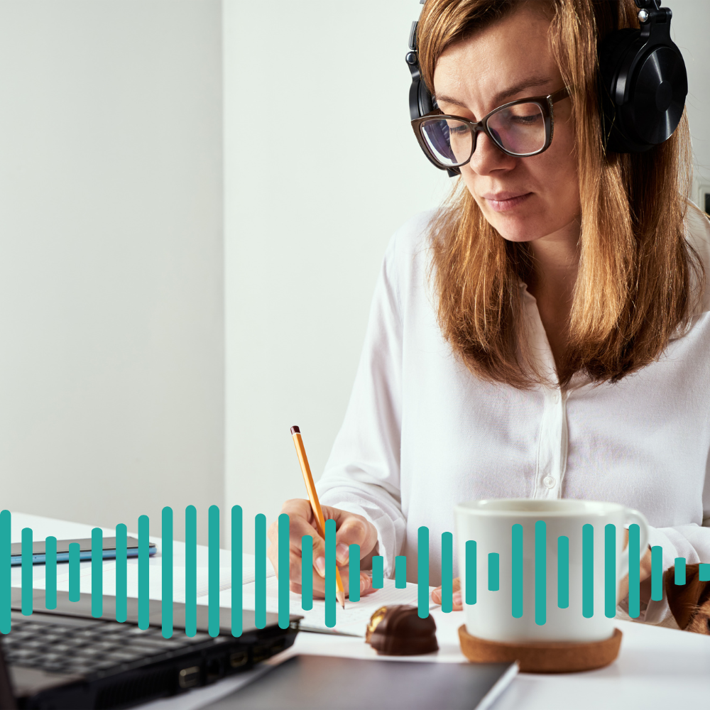 אישה קריינית עם אוזניות מקצועיות מקליטה קריינות באולפן ביתי, על רקע גרף גלי קול (Sound Wave).